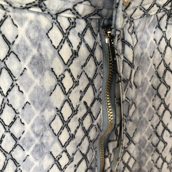 Newport News Jeanology High Rise Print Blue Pants 6T 33” Long - Picture 4 of 7